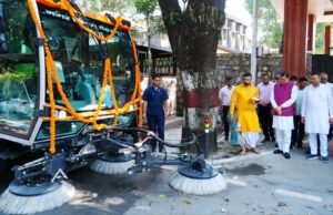 सीएम धामी ने नगर निगम, देहरादून द्वारा संचालित वैक्यूम बेस्ड रोड़ स्वीपिंग मशीन का किया फ्लैग ऑफ