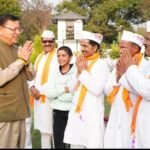 मुख्यमंत्री पुष्कर सिंह धामी को मुख्यमंत्री आवास में चम्पावत से आए होल्यारों ने दी होली की शुभकामनाएं