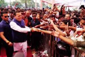 मुख्यमंत्री पुष्कर सिंह धामी ने सोमवार को बल्लूपुर चौक में नगर निगम, देहरादून द्वारा आयोजित “स्वेच्छा से स्वच्छता” कार्यक्रम में प्रतिभाग कर प्रदेशवासियों को स्वच्छता के प्रति जागरूक रहने का संदेश दिया। इस अवसर पर मुख्यमंत्री ने स्वयं सफाई अभियान में भाग लेते हुए जनसामान्य को स्वच्छ वातावरण बनाए रखने के लिए प्रेरित किया।