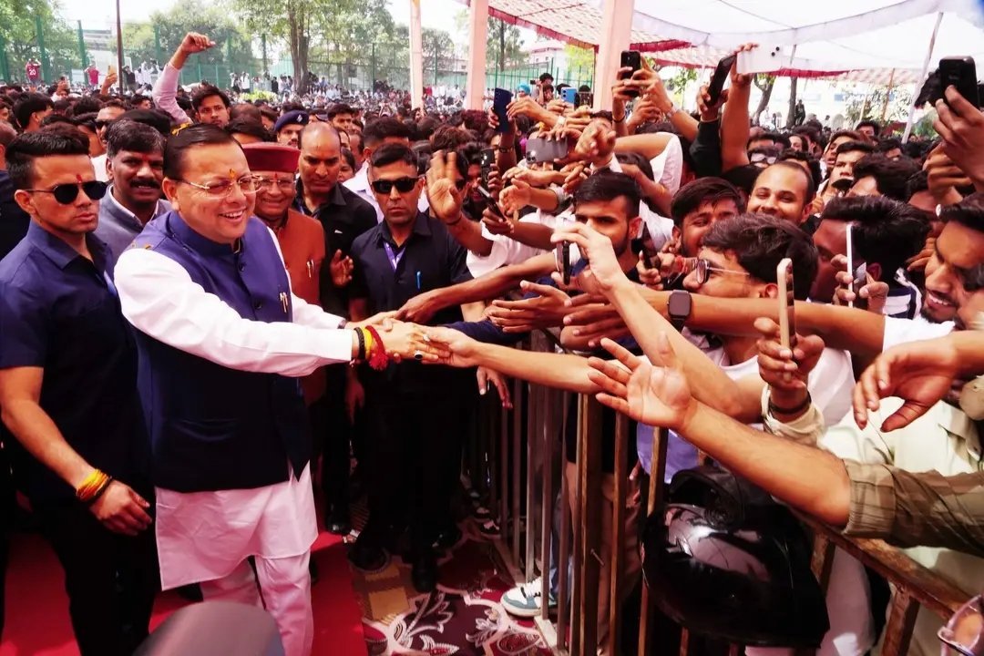 मुख्यमंत्री पुष्कर सिंह धामी ने सोमवार को बल्लूपुर चौक में नगर निगम, देहरादून द्वारा आयोजित “स्वेच्छा से स्वच्छता” कार्यक्रम में प्रतिभाग कर प्रदेशवासियों को स्वच्छता के प्रति जागरूक रहने का संदेश दिया। इस अवसर पर मुख्यमंत्री ने स्वयं सफाई अभियान में भाग लेते हुए जनसामान्य को स्वच्छ वातावरण बनाए रखने के लिए प्रेरित किया।