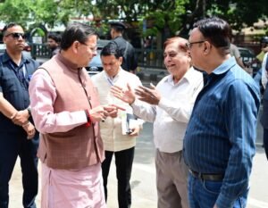 सीएम हेल्पलाइन पर दर्ज शिकायत की पड़ताल करने खुद मौके पर पहुंचे सीएम धामी