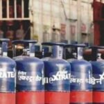 व्यवसायिक एलपीजी सिलेण्डर वितरण के लिए नई एसओपीराज्य को मिला अतिरिक्त 26 प्रतिशत का कोटासचिव आनंद स्वरूप ने जारी की संशोधित एसओपीदेहरादून। राज्य में व्यवसायिक एलपीजी सिलेण्डरों की बढ़ती मांग और आपूर्ति संतुलन को ध्यान में रखते हुए पूर्व में निर्धारित एसओपी को अतिक्रमित करते हुए नई संशोधित एसओपी लागू कर दी गई है। सचिव खाद्य एवं नागरिक आपूर्ति श्री आनंद स्वरूप ने बताया कि राज्य द्वारा पीएनजी को बढ़ावा देने की दिशा में किए गए प्रयासों के फलस्वरूप उत्तराखण्ड को व्यवसायिक एलपीजी हेतु अतिरिक्त 6 प्रतिशत कोटा प्राप्त हुआ है, जबकि 20 प्रतिशत कोटा केंद्र सरकार द्वारा पूर्व में प्रदान किया गया था। इस प्रकार पूर्व निर्धारित 40 प्रतिशत के कोटे में वृद्धि करते हुए अब कुल 66 प्रतिशत कोटे के आधार पर नई व्यवस्था लागू की गई है। बता दें कि पूर्व में 40 प्रतिशत कोटे के अनुसार एसओपी निर्धारित की गई थी।श्री स्वरूप ने बताया कि नई एसओपी का उद्देश्य विभिन्न उपभोक्ता वर्गों के बीच संतुलित, प्राथमिकता आधारित एवं पारदर्शी वितरण सुनिश्चित करना है, ताकि चारधाम यात्रा, पर्यटन, औद्योगिक गतिविधियों एवं आवश्यक सेवाओं पर किसी प्रकार का प्रतिकूल प्रभाव न पड़े। यह व्यवस्था अग्रिम आदेशों तक प्रभावी रहेगी।श्री स्वरूप ने बताया कि राज्य में कार्यरत तेल एवं गैस विपणन कंपनियों द्वारा उनकी बाजार हिस्सेदारी के अनुसार एलपीजी की आपूर्ति सुनिश्चित की जाएगी। साथ ही, सभी जिलाधिकारियों को आपूर्ति की जानकारी उपलब्ध कराई जाएगी और भारत सरकार द्वारा जारी दिशा-निर्देशों का पूर्ण अनुपालन सुनिश्चित किया जाएगा।