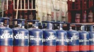 व्यवसायिक एलपीजी सिलेण्डर वितरण के लिए नई एसओपीराज्य को मिला अतिरिक्त 26 प्रतिशत का कोटासचिव आनंद स्वरूप ने जारी की संशोधित एसओपीदेहरादून। राज्य में व्यवसायिक एलपीजी सिलेण्डरों की बढ़ती मांग और आपूर्ति संतुलन को ध्यान में रखते हुए पूर्व में निर्धारित एसओपी को अतिक्रमित करते हुए नई संशोधित एसओपी लागू कर दी गई है। सचिव खाद्य एवं नागरिक आपूर्ति श्री आनंद स्वरूप ने बताया कि राज्य द्वारा पीएनजी को बढ़ावा देने की दिशा में किए गए प्रयासों के फलस्वरूप उत्तराखण्ड को व्यवसायिक एलपीजी हेतु अतिरिक्त 6 प्रतिशत कोटा प्राप्त हुआ है, जबकि 20 प्रतिशत कोटा केंद्र सरकार द्वारा पूर्व में प्रदान किया गया था। इस प्रकार पूर्व निर्धारित 40 प्रतिशत के कोटे में वृद्धि करते हुए अब कुल 66 प्रतिशत कोटे के आधार पर नई व्यवस्था लागू की गई है। बता दें कि पूर्व में 40 प्रतिशत कोटे के अनुसार एसओपी निर्धारित की गई थी।श्री स्वरूप ने बताया कि नई एसओपी का उद्देश्य विभिन्न उपभोक्ता वर्गों के बीच संतुलित, प्राथमिकता आधारित एवं पारदर्शी वितरण सुनिश्चित करना है, ताकि चारधाम यात्रा, पर्यटन, औद्योगिक गतिविधियों एवं आवश्यक सेवाओं पर किसी प्रकार का प्रतिकूल प्रभाव न पड़े। यह व्यवस्था अग्रिम आदेशों तक प्रभावी रहेगी।श्री स्वरूप ने बताया कि राज्य में कार्यरत तेल एवं गैस विपणन कंपनियों द्वारा उनकी बाजार हिस्सेदारी के अनुसार एलपीजी की आपूर्ति सुनिश्चित की जाएगी। साथ ही, सभी जिलाधिकारियों को आपूर्ति की जानकारी उपलब्ध कराई जाएगी और भारत सरकार द्वारा जारी दिशा-निर्देशों का पूर्ण अनुपालन सुनिश्चित किया जाएगा।