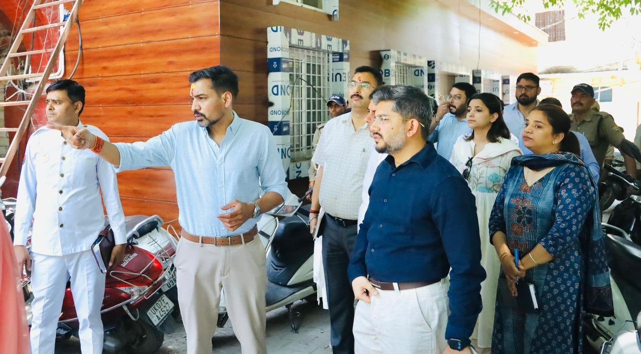 डीएम आशीष चौहान ने कलेक्ट्रेट परिसर स्थित कार्यालयों, रिकॉर्ड रूम एवं आपदा परिचालन केन्द्र का किया निरीक्षण; अधिकारियों, कार्मिकों को दिए आवश्यक दिशा-निर्देश