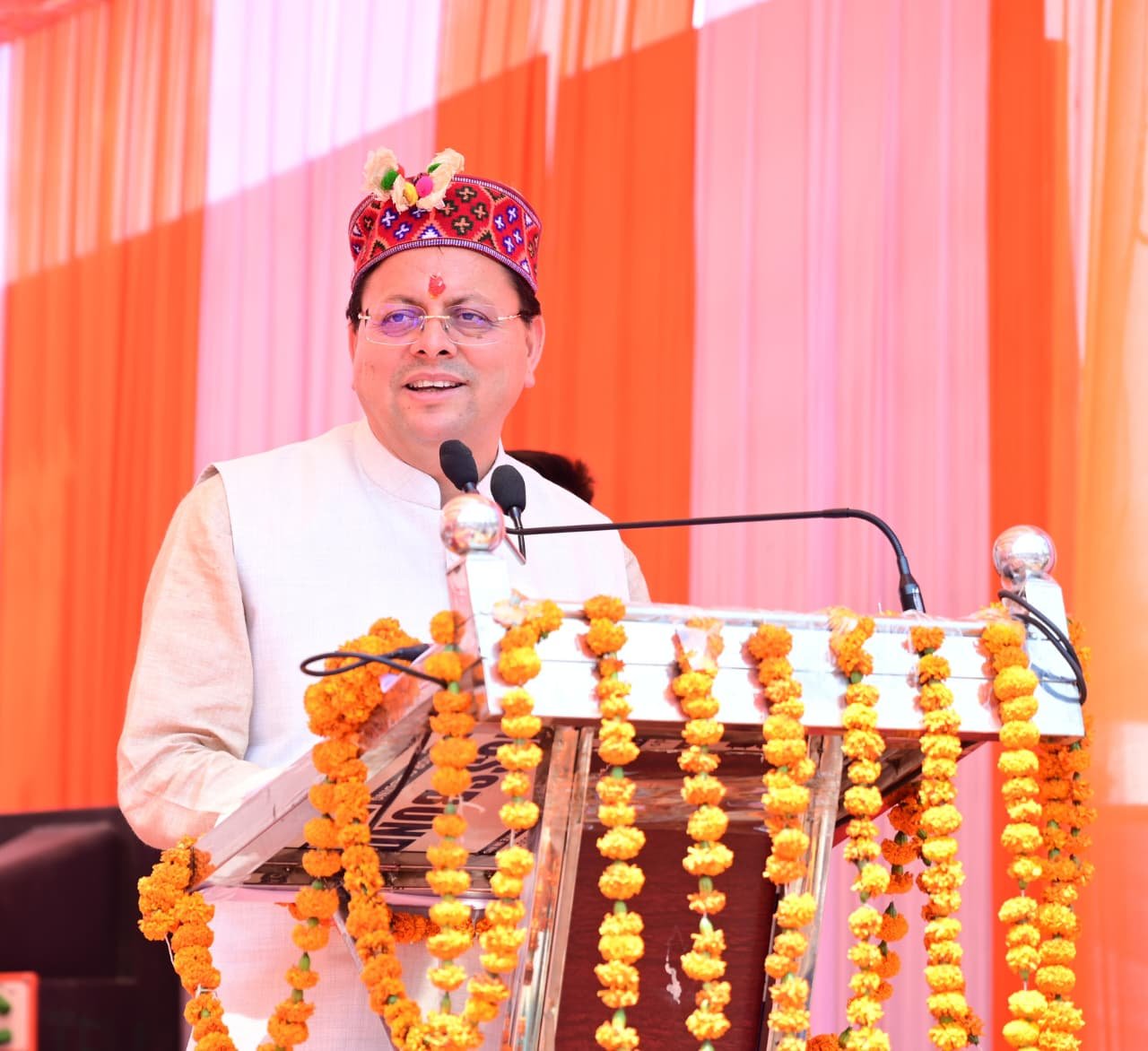 मुख्यमंत्री पुष्कर सिंह धामी ने सोमवर को स्वतंत्रता संग्राम सेनानी श्री केदार सिंह स्टेडियम, नागथात, देहरादून में आयोजित जौनसार बावर लोक सांस्कृतिक महोत्सव एवं क्रीड़ा समारोह-2026 में प्रतिभाग किया। इस अवसर पर मुख्यमंत्री ने स्वतंत्रता संग्राम सेनानी स्व. केदार सिंह की प्रतिमा पर पुष्पांजलि अर्पित की।