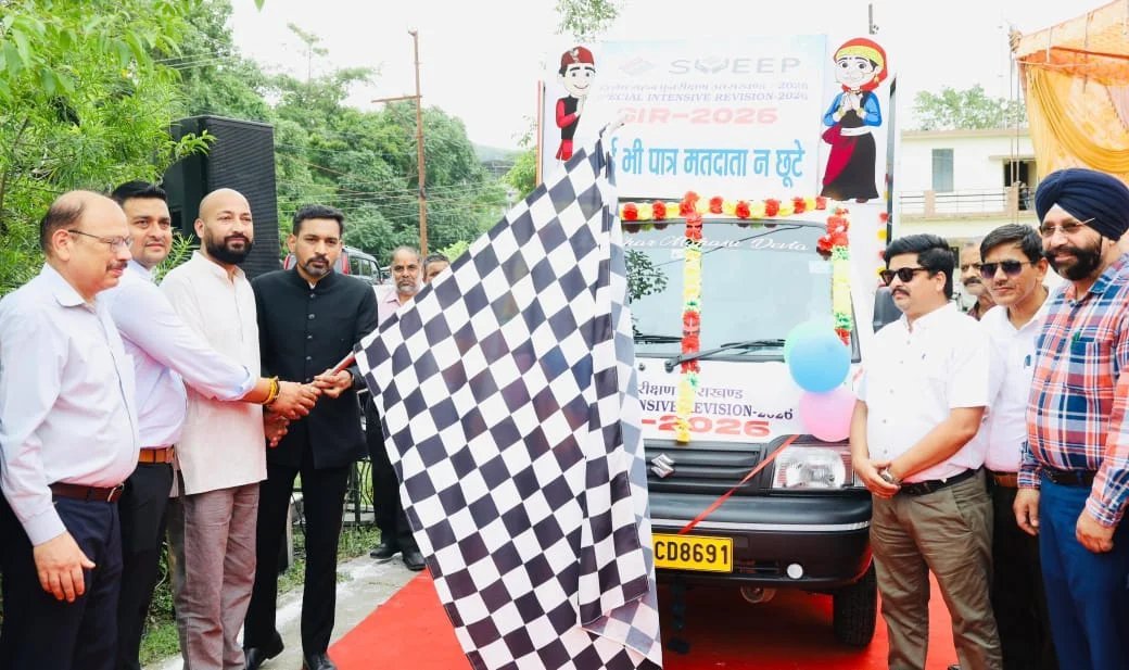 मतदाता सूची के विशेष पुनरीक्षण को जन आंदोलन बनाने की अपील, डीएम ने रवाना किए जागरूकता रथ