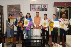 मुख्यमंत्री धामी से मिलीं अंतरराष्ट्रीय स्तर पर पदक जीतने वाली उत्तराखंड की महिला मुक्केबाज, मुख्यमंत्री ने किया सम्मानित