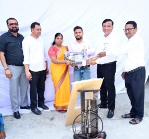 सीएम को सौंपा ज्ञापन, शाम तक मिली सिलाई मशीन