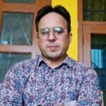 हरीश चमोली बने भाजपा प्रदेश मीडिया सम्पर्क विभाग के प्रभारी, संगठन ने सौंपी अहम जिम्मेदारीदेहरादून। भारतीय जनता पार्टी ने संगठनात्मक मजबूती की दिशा में एक महत्वपूर्ण निर्णय लेते हुए हरीश चमोली को प्रदेश मीडिया सम्पर्क विभाग का प्रभारी नियुक्त किया है। इस नियुक्ति को संगठन के मीडिया समन्वय को और अधिक प्रभावी बनाने की दिशा में अहम कदम माना जा रहा है।नियुक्ति के बाद हरीश चमोली ने भाजपा प्रदेश अध्यक्ष महेंद्र भट्ट एवं संगठन नेतृत्व का आभार व्यक्त करते हुए कहा कि पार्टी ने उन पर जो विश्वास जताया है, उस पर वह पूरी निष्ठा, ईमानदारी और समर्पण के साथ खरा उतरने का प्रयास करेंगे। उन्होंने कहा कि संगठन द्वारा सौंपी गई जिम्मेदारी उनके लिए सम्मान के साथ-साथ एक बड़ी जिम्मेदारी भी है।हरीश चमोली ने कहा, “भारतीय जनता पार्टी केवल एक राजनीतिक दल नहीं, बल्कि राष्ट्र प्रथम की भावना के साथ कार्य करने वाला एक सशक्त संगठन है। पार्टी की विचारधारा, जनसेवा और अंत्योदय के संकल्प को जन-जन तक पहुंचाना मेरी प्राथमिकता रहेगी। प्रदेश मीडिया सम्पर्क विभाग के माध्यम से संगठन और मीडिया के बीच सकारात्मक एवं प्रभावी समन्वय स्थापित करते हुए सरकार की जनकल्याणकारी योजनाओं, संगठन की गतिविधियों और विकास कार्यों को जनता तक तथ्यात्मक एवं प्रभावी ढंग से पहुंचाने का प्रयास करूंगा।”उन्होंने आगे कहा कि प्रदेश अध्यक्ष महेंद्र भट्ट एवं समस्त प्रदेश नेतृत्व ने जो विश्वास उन पर व्यक्त किया है, उस पर खरा उतरने के लिए वह पूरी मेहनत और प्रतिबद्धता के साथ कार्य करेंगे। उन्होंने विश्वास जताया कि सभी वरिष्ठ नेताओं, पदाधिकारियों और कार्यकर्ताओं के सहयोग से संगठन को और अधिक मजबूत बनाने की दिशा में प्रभावी भूमिका निभाई जाएगी।भाजपा कार्यकर्ताओं और शुभचिंतकों ने भी हरीश चमोली को नई जिम्मेदारी मिलने पर शुभकामनाएं देते हुए इसे संगठन के लिए सकारात्मक निर्णय बताया।