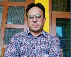 हरीश चमोली बने भाजपा प्रदेश मीडिया सम्पर्क विभाग के प्रभारी, संगठन ने सौंपी अहम जिम्मेदारीदेहरादून। भारतीय जनता पार्टी ने संगठनात्मक मजबूती की दिशा में एक महत्वपूर्ण निर्णय लेते हुए हरीश चमोली को प्रदेश मीडिया सम्पर्क विभाग का प्रभारी नियुक्त किया है। इस नियुक्ति को संगठन के मीडिया समन्वय को और अधिक प्रभावी बनाने की दिशा में अहम कदम माना जा रहा है।नियुक्ति के बाद हरीश चमोली ने भाजपा प्रदेश अध्यक्ष महेंद्र भट्ट एवं संगठन नेतृत्व का आभार व्यक्त करते हुए कहा कि पार्टी ने उन पर जो विश्वास जताया है, उस पर वह पूरी निष्ठा, ईमानदारी और समर्पण के साथ खरा उतरने का प्रयास करेंगे। उन्होंने कहा कि संगठन द्वारा सौंपी गई जिम्मेदारी उनके लिए सम्मान के साथ-साथ एक बड़ी जिम्मेदारी भी है।हरीश चमोली ने कहा, “भारतीय जनता पार्टी केवल एक राजनीतिक दल नहीं, बल्कि राष्ट्र प्रथम की भावना के साथ कार्य करने वाला एक सशक्त संगठन है। पार्टी की विचारधारा, जनसेवा और अंत्योदय के संकल्प को जन-जन तक पहुंचाना मेरी प्राथमिकता रहेगी। प्रदेश मीडिया सम्पर्क विभाग के माध्यम से संगठन और मीडिया के बीच सकारात्मक एवं प्रभावी समन्वय स्थापित करते हुए सरकार की जनकल्याणकारी योजनाओं, संगठन की गतिविधियों और विकास कार्यों को जनता तक तथ्यात्मक एवं प्रभावी ढंग से पहुंचाने का प्रयास करूंगा।”उन्होंने आगे कहा कि प्रदेश अध्यक्ष महेंद्र भट्ट एवं समस्त प्रदेश नेतृत्व ने जो विश्वास उन पर व्यक्त किया है, उस पर खरा उतरने के लिए वह पूरी मेहनत और प्रतिबद्धता के साथ कार्य करेंगे। उन्होंने विश्वास जताया कि सभी वरिष्ठ नेताओं, पदाधिकारियों और कार्यकर्ताओं के सहयोग से संगठन को और अधिक मजबूत बनाने की दिशा में प्रभावी भूमिका निभाई जाएगी।भाजपा कार्यकर्ताओं और शुभचिंतकों ने भी हरीश चमोली को नई जिम्मेदारी मिलने पर शुभकामनाएं देते हुए इसे संगठन के लिए सकारात्मक निर्णय बताया।