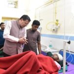 घायल श्रमिकों से मिले मुख्यमंत्री, जिला अस्पताल में जाना कुशलक्षेम