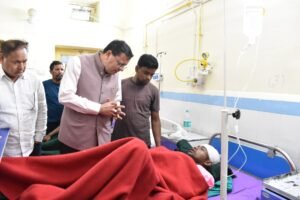घायल श्रमिकों से मिले मुख्यमंत्री, जिला अस्पताल में जाना कुशलक्षेम