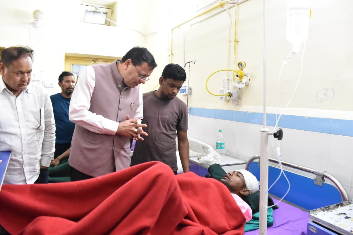 घायल श्रमिकों से मिले मुख्यमंत्री, जिला अस्पताल में जाना कुशलक्षेम