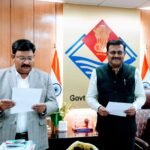 देहरादून, 02 सितम्बर 2026 (सू. ब्यूरो)मुख्य सचिव श्री आनन्द बर्द्धन ने बुधवार को सचिवालय में श्री दीपेन्द्र चौधरी को उत्तराखण्ड सेवा का अधिकार आयोग में आयुक्त पद के लिए पद की शपथ दिलाई।