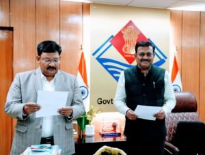 देहरादून, 02 सितम्बर 2026 (सू. ब्यूरो)मुख्य सचिव श्री आनन्द बर्द्धन ने बुधवार को सचिवालय में श्री दीपेन्द्र चौधरी को उत्तराखण्ड सेवा का अधिकार आयोग में आयुक्त पद के लिए पद की शपथ दिलाई।